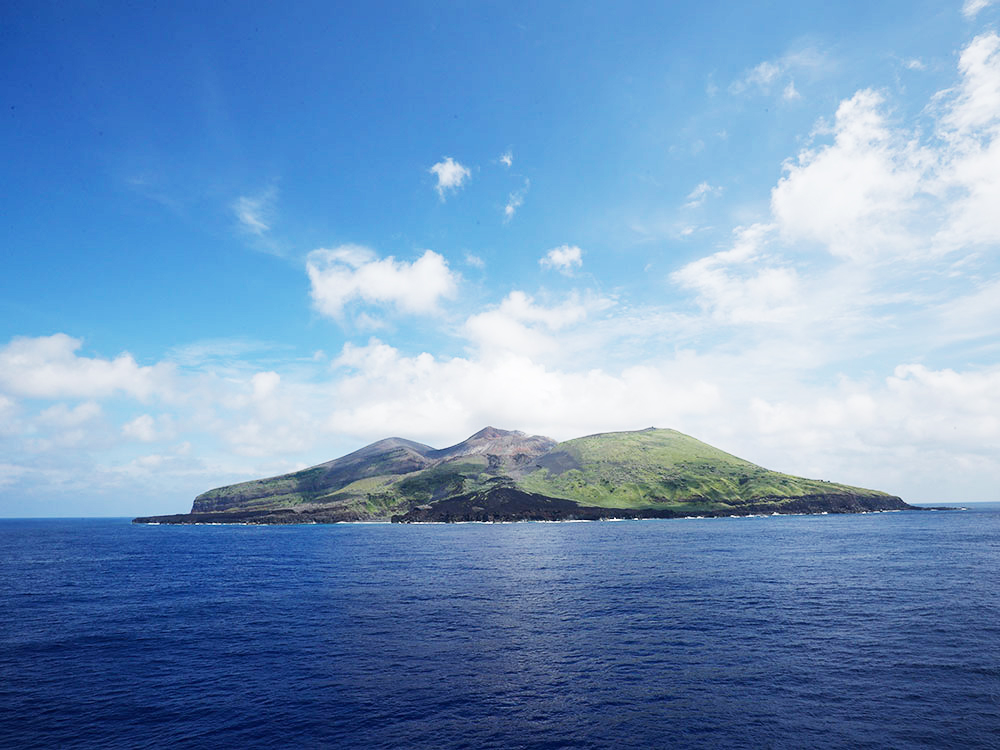 独自の地形と美しい自然が魅了する伊豆諸島の島々をクルージング