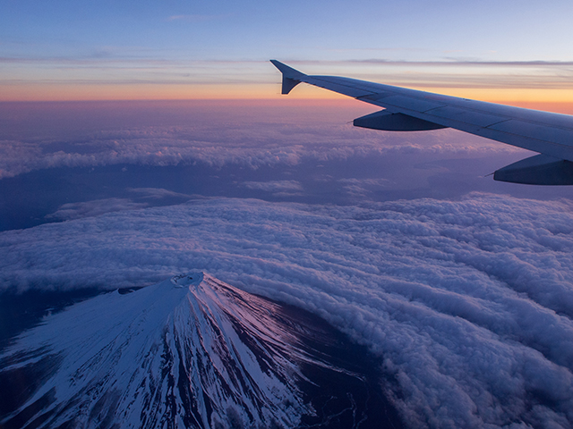 世界遺産・富士山への遊覧飛行ツアー