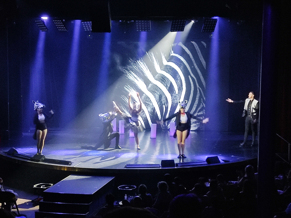 毎晩ショーが行われるラウンジ