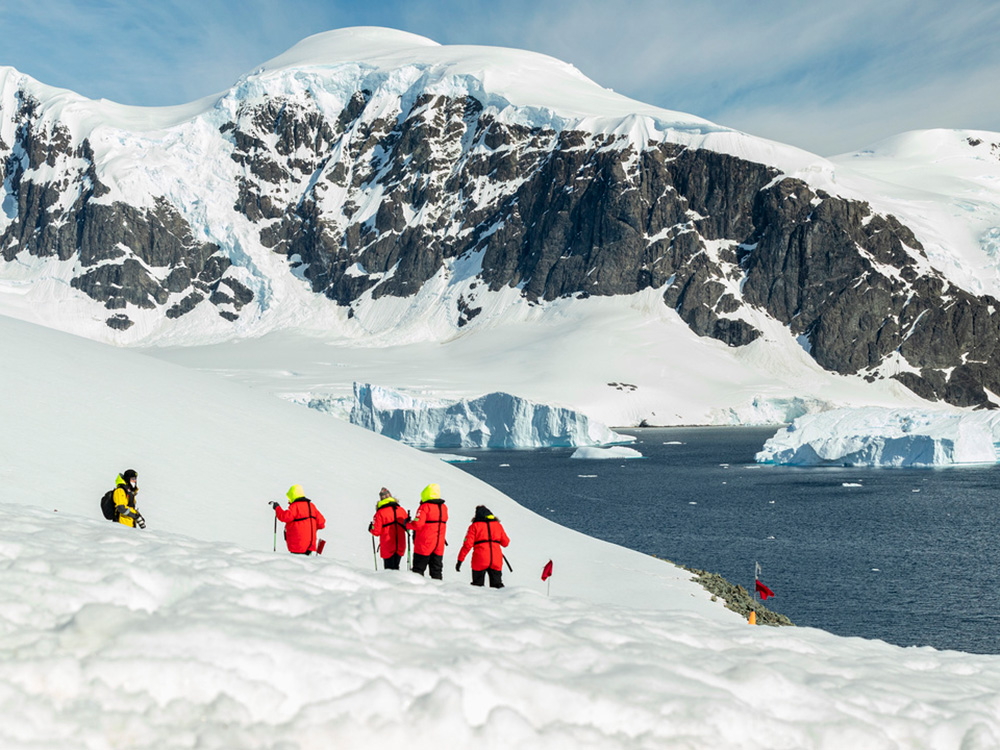 南極上陸の経験豊富な添乗員が同行！