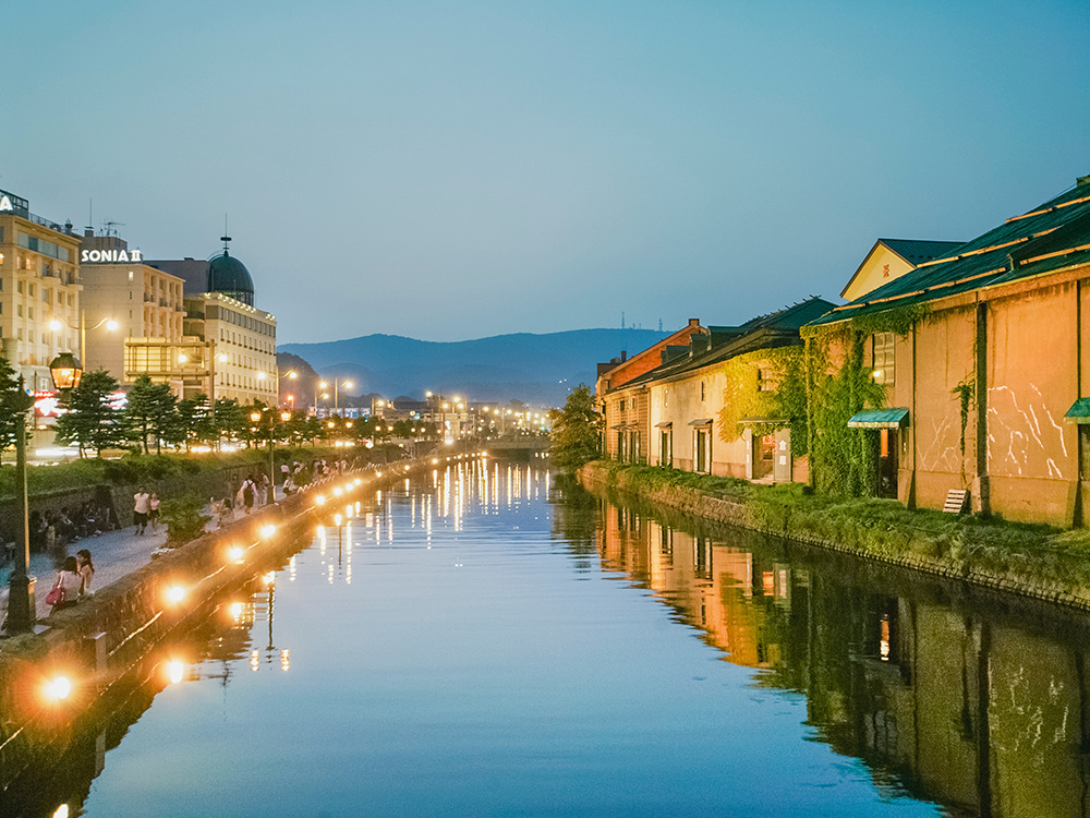 ライトアップされる小樽運河(小樽/北海道)