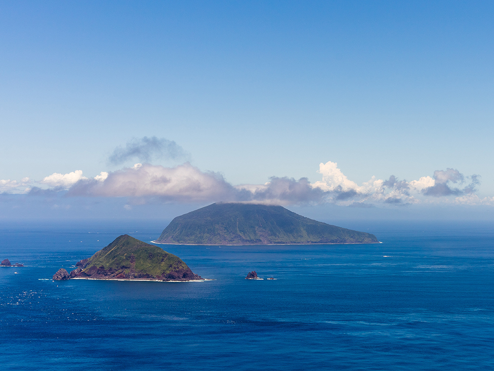 洋上から望む大自然、伊豆諸島クルージング