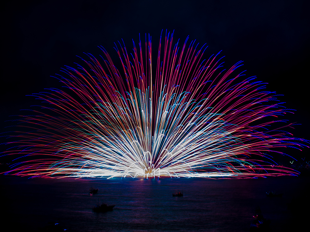 径約600メートルの大迫力の花火「三尺玉海上自爆」