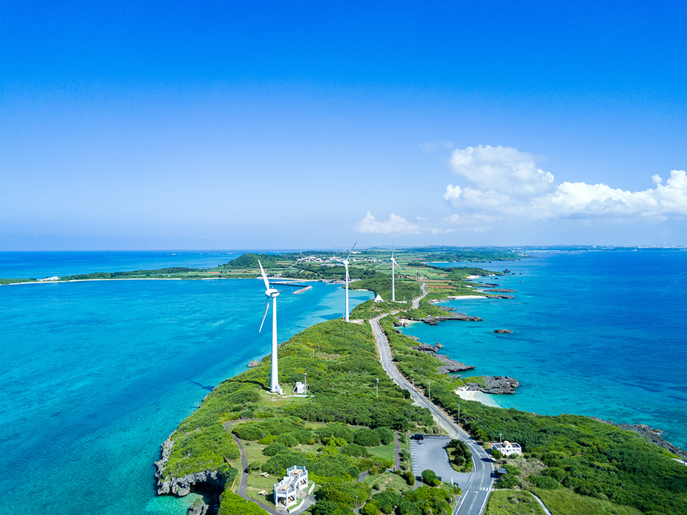 宮古ブルーの海が広がる珊瑚礁の島