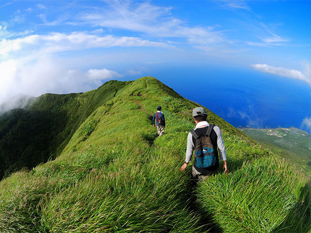 2つの山がそびえるひょうたん型の島