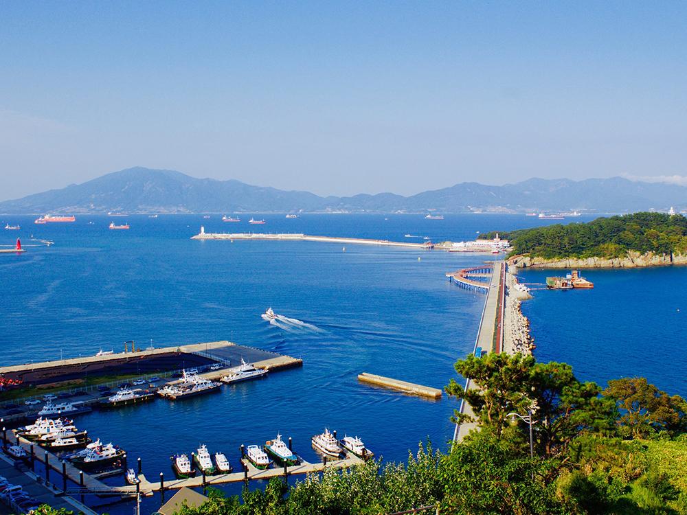 美しい海に囲まれた半島の街