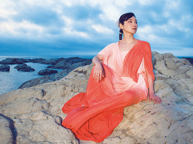 里 アンナ(奄美大島 島唄 ・ 三線)
