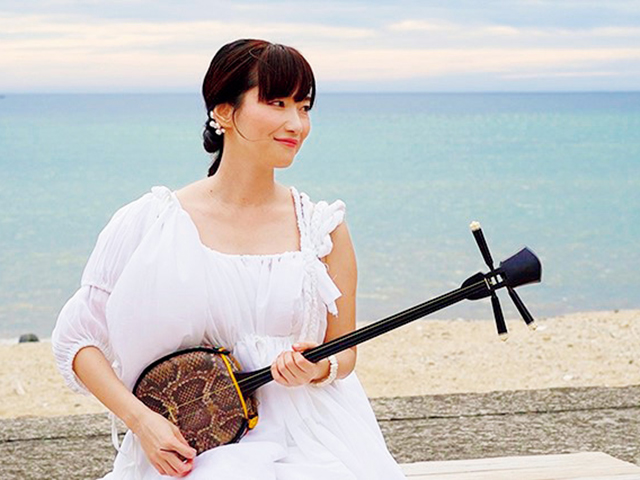 里 アンナ(奄美大島 島唄・三線))
