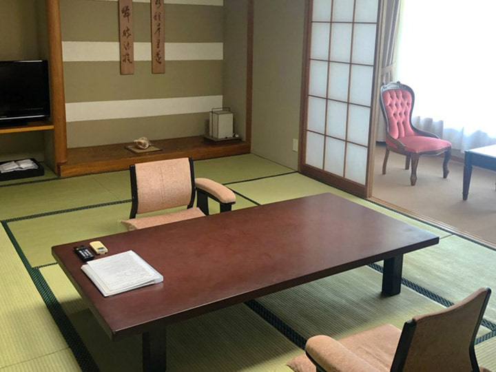 ＜利用船室＞【2等】　最大14～15名のお部屋となり、隣の方とは顔の部分が衝立で仕切られます。各船室内のインテリアカラーを変え、広い船内でも迷わずに目的の部屋をご利用いただけます。2等室エリアの一部を女性専用エリアといたします。(席に限りがございます)※※2等優先室、特2等室、1等船室、特1等船室、特1等和室、特等船室に追加代金をお支払いいただくことで、変更することが可能です。(片道、往復共)