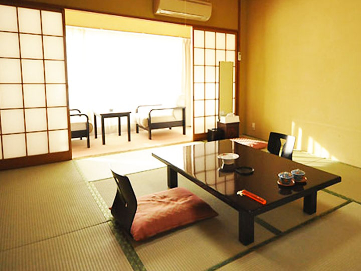 ＜利用船室＞【2等和室】　定員4～18名のお部屋です。顔の部分がパーテーションで仕切られプレイベートに配慮されたつくりです。※特2等室、1等船室、特1等船室、特等船室に追加代金をお支払いいただくことで、変更することが可能です。(片道、往復共)