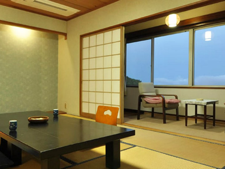 ＜利用船室＞【2等和室】　定員4～18名のお部屋です。顔の部分がパーテーションで仕切られプレイベートに配慮されたつくりです。※特2等室、1等船室、特1等船室、特等船室に追加代金をお支払いいただくことで、変更することが可能です。(片道、往復共)