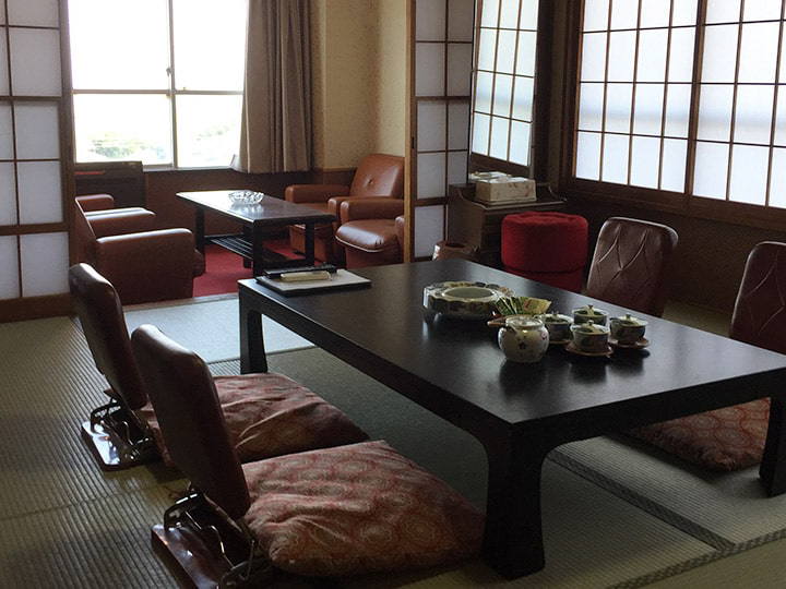 ＜利用船室＞【2等和室】　定員4～18名のお部屋です。顔の部分がパーテーションで仕切られプレイベートに配慮されたつくりです。※特2等室、1等船室、特1等船室、特等船室に追加代金をお支払いいただくことで、変更することが可能です。(片道、往復共)