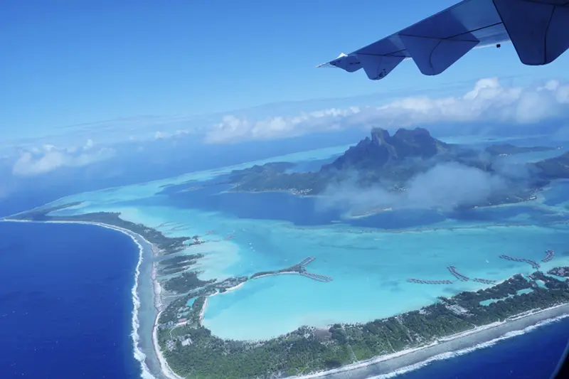 ボラボラ島 飛行機からの風景