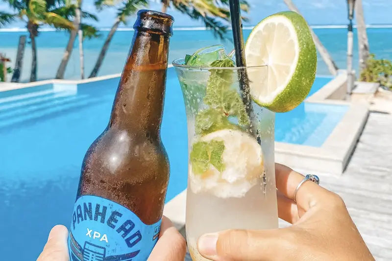 リトルポリネシアン・リゾート　プールビューでカクテルとビール