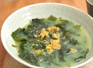 ウニとわかめのスープ