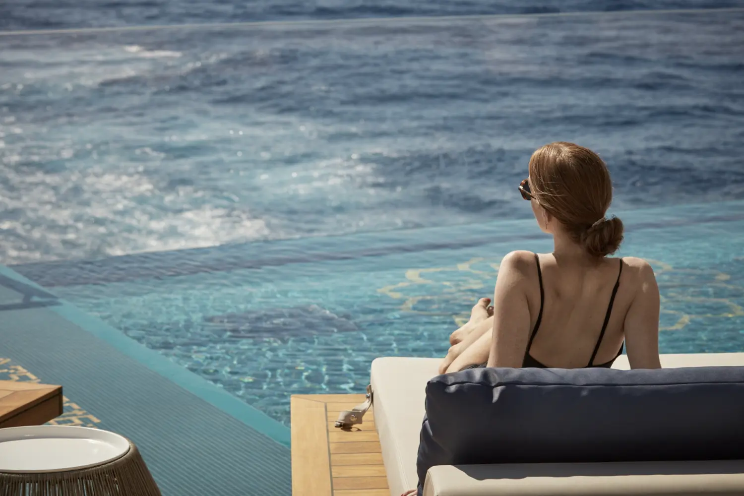 くつろぐ女性のイメージ