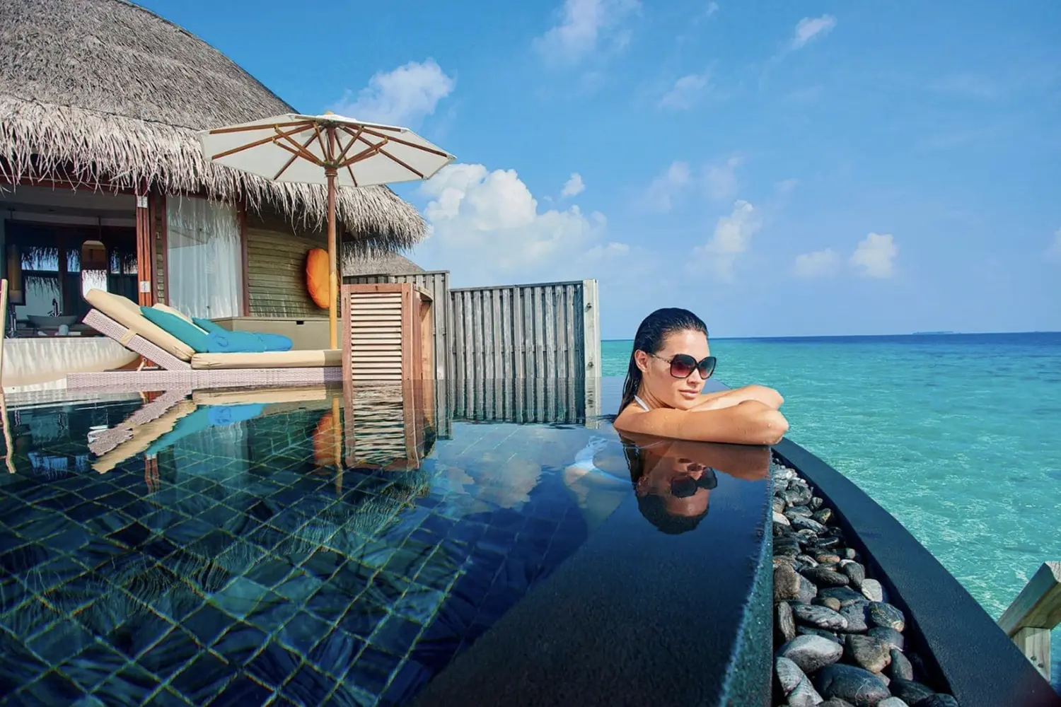 お部屋でくつろぐ女性のイメージ