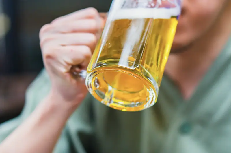 ビールを飲む人のイメージ