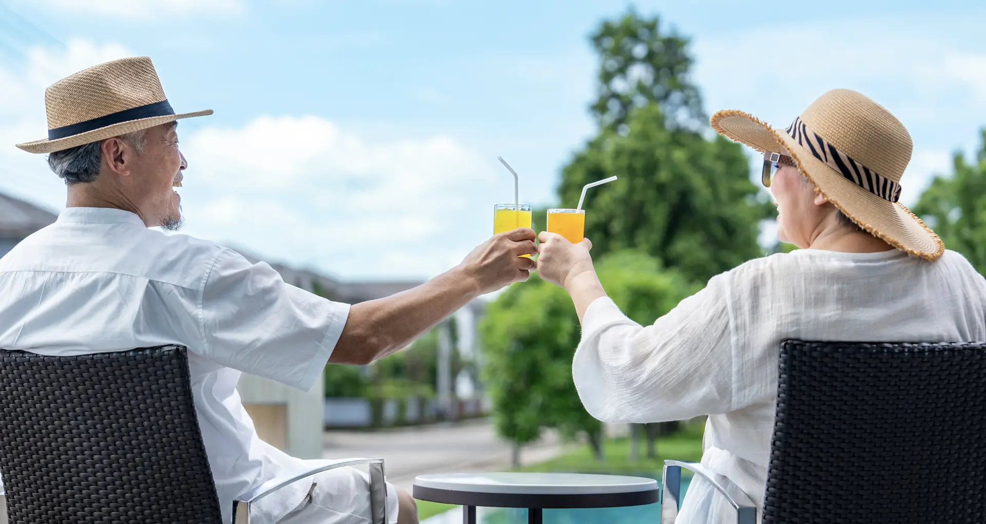 夫婦がグラスを乾杯する様子