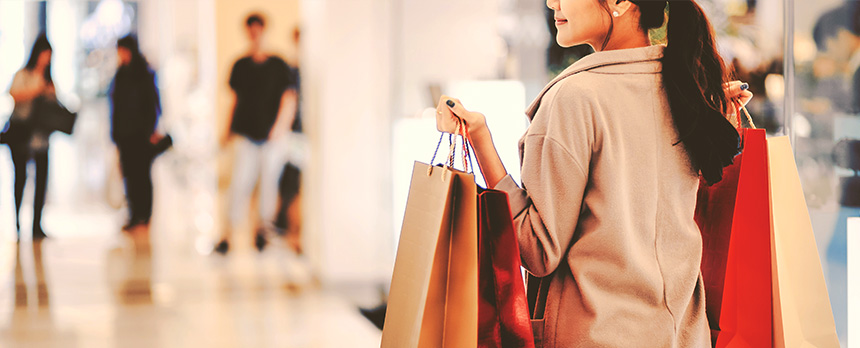ショッピングする女性