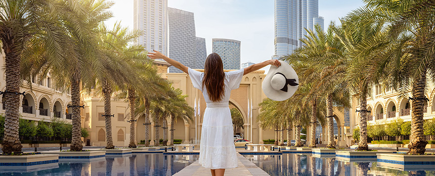 ドバイにいる女性