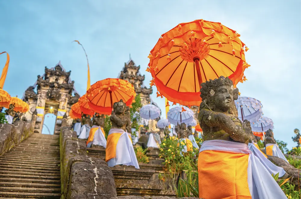 バリ島の寺院 祝日用に飾られたガルンガン像
