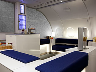 A380機材の中にはバーカウンターもあります