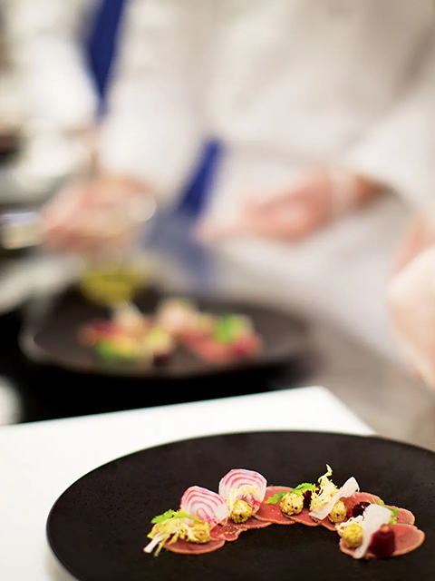 クリスタル・クルーズは美食の旅へと誘います