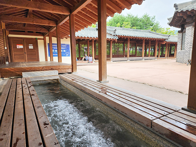 椒井薬水にて天然炭酸水の足湯体験（清州）