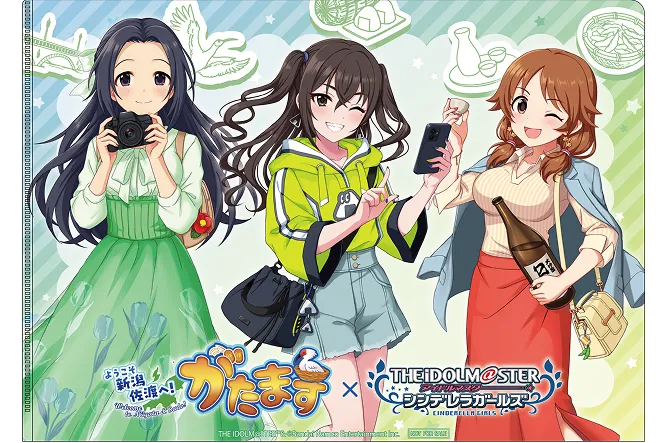 「がたます×アイマスCG」のクリアファイル。等身イラストのアイドル3人(江上椿、砂塚あきら、片桐早苗)が並び、カメラ、スマホ、日本酒を持つ。背景には新潟・佐渡の特産品アイコン。ロゴと「ようこそ新潟 佐渡へ!」の文字。