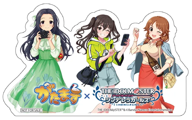 「がたます×アイマスCG」のダイカットステッカー。等身イラストのアイドル3人(江上椿、砂塚あきら、片桐早苗)が並び、カメラ、スマホ、日本酒を持つ。両作品のロゴ入り。