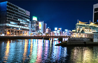 夜のリバーサイドをそぞろ歩き