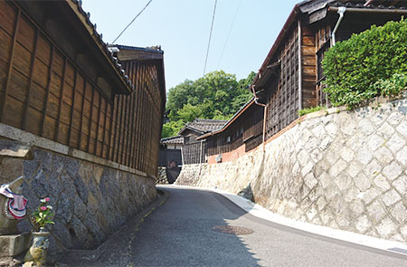 知多木綿で栄えた街を舞台とした演劇映像鑑賞と岡田の街並散策（木綿の機織体験付き）