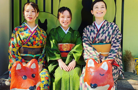 レンタル着物で豊川を散策しよう♪キツネのお面絵付け体験+特別いなり寿しランチ付きフォトジェニ旅