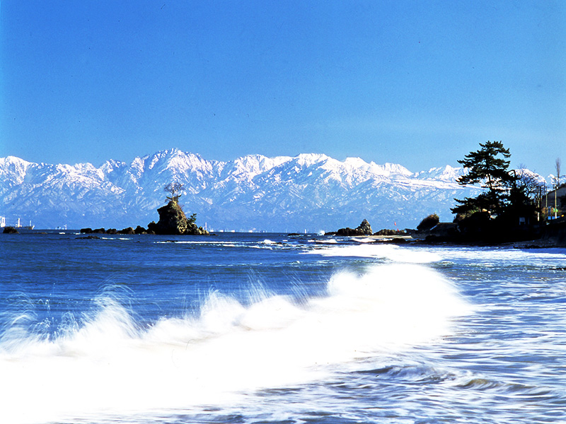 Amaharashi coast May watch Tateyama peaks over 3,000m sea level beyond Toyama bay