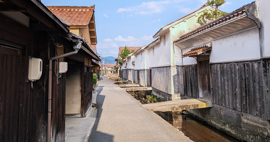 Shirakabe Dozogun and Akagawara Roofs [Illustrative Photography]